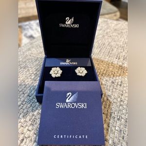 Swarovski crystal and pearl earrings NWT